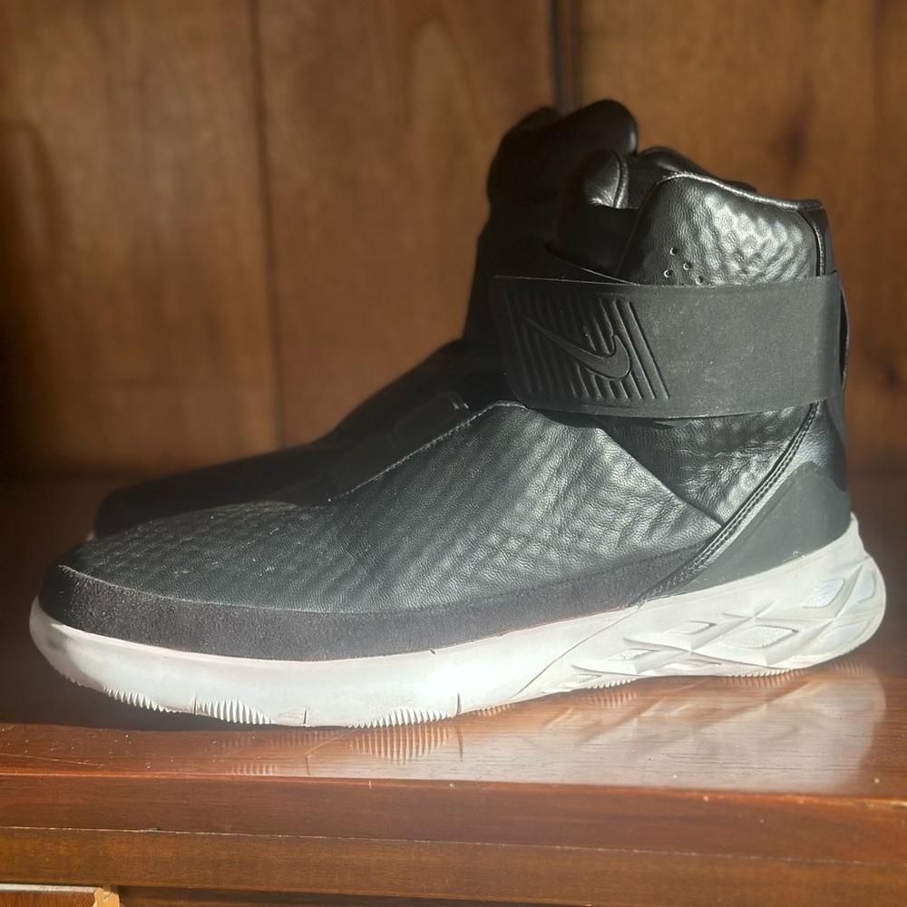 Nike Swoosh Hunter - Black and White High-Top Sneakers with Cushioned Sole